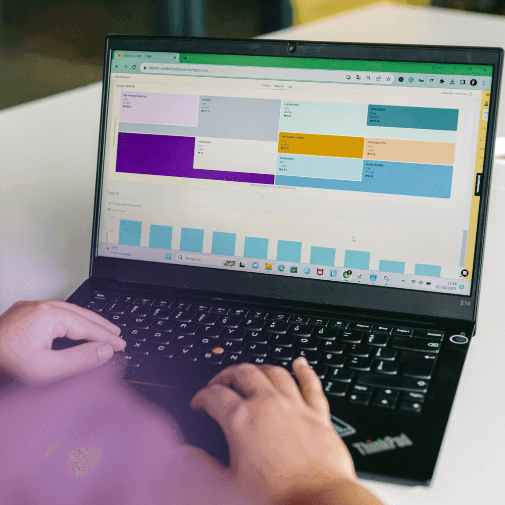 Laptop com imagem de cores no e-commerce