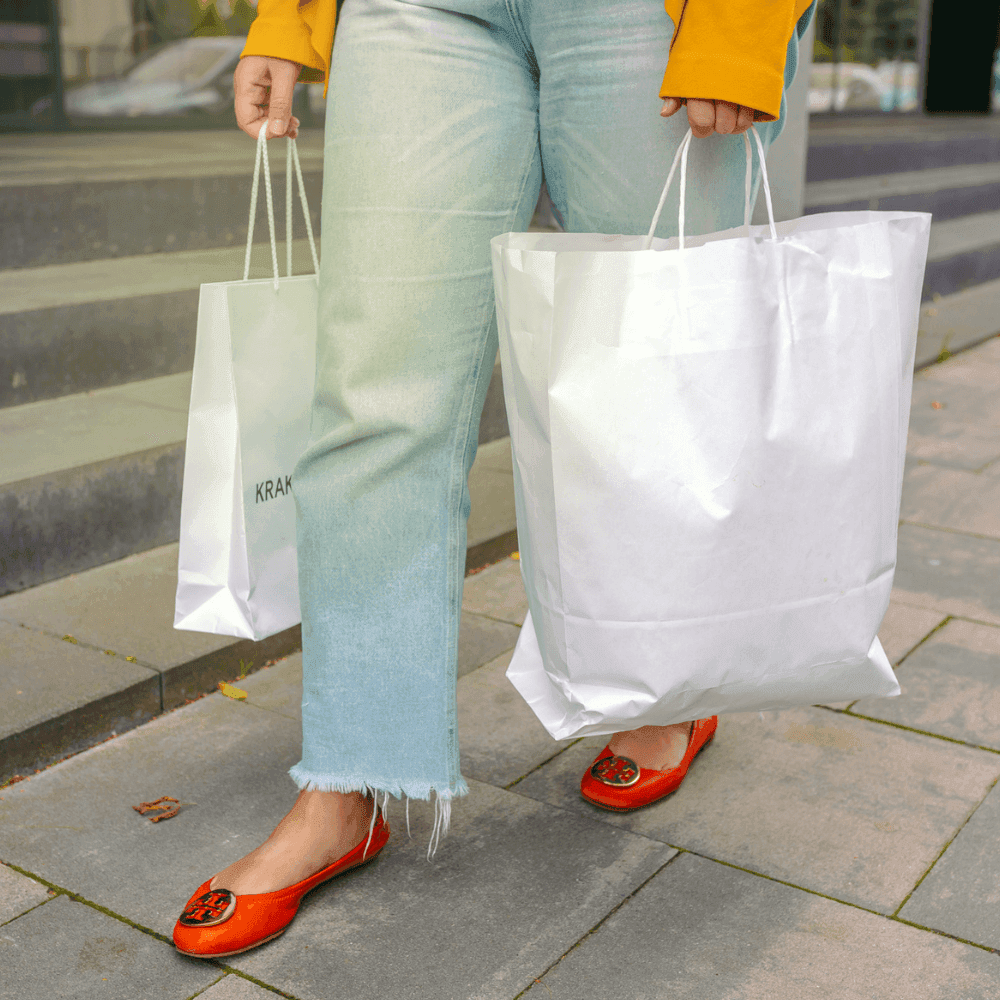 Mulher com sacolas depois de jornada de compra